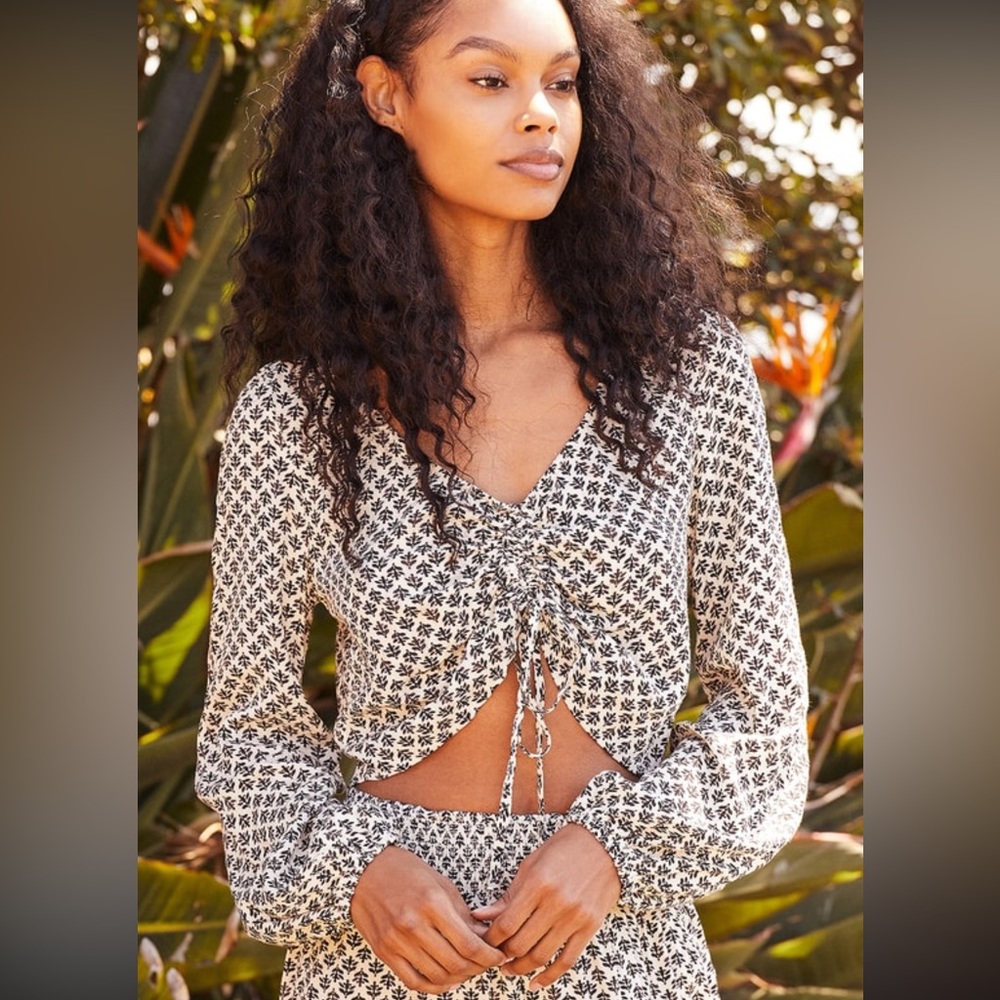 To My Love Cream Print Ruched Long Sleeve Crop Top
Lulus